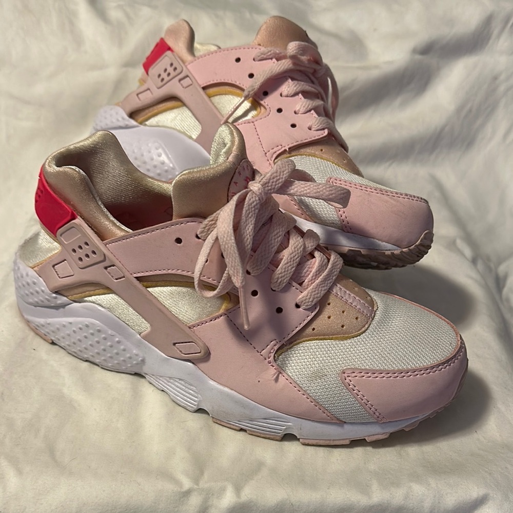 Nike Huarache Size 7Y. Stylish Pink and White Women's Sneakers